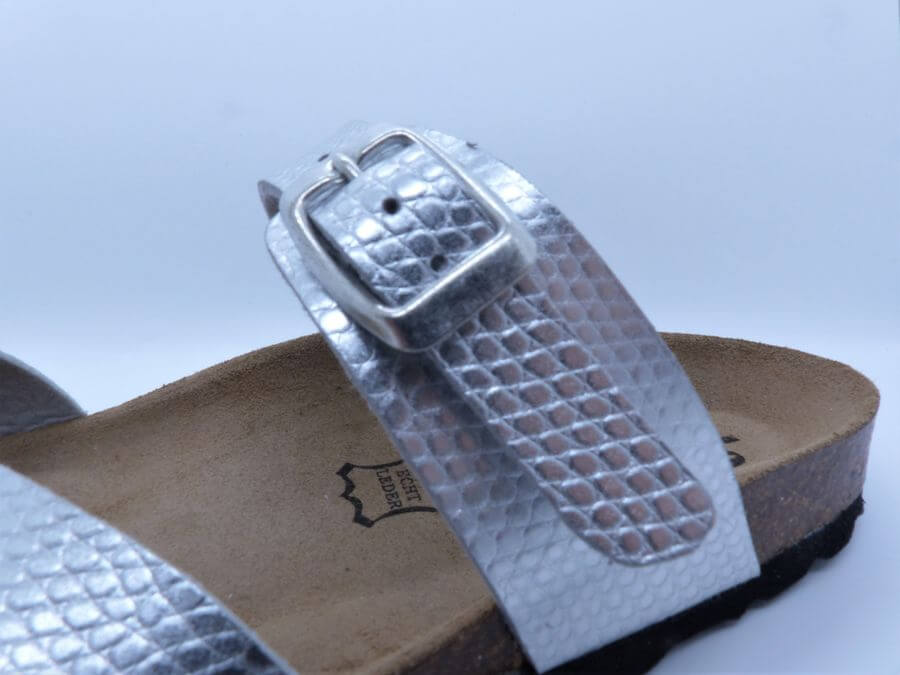 Mule plate femme passe doigt semelle liège fermeture à boucle 2 coloris argent ou doré multi BIO TIME – Image 3